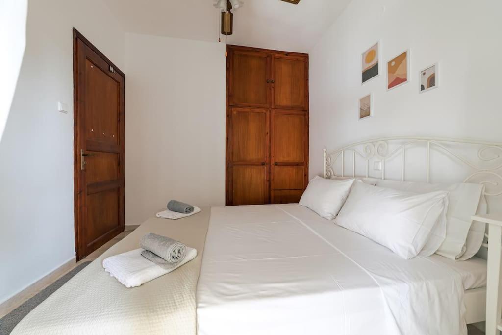 Seaside Escape Apartment Saronida Esterno foto