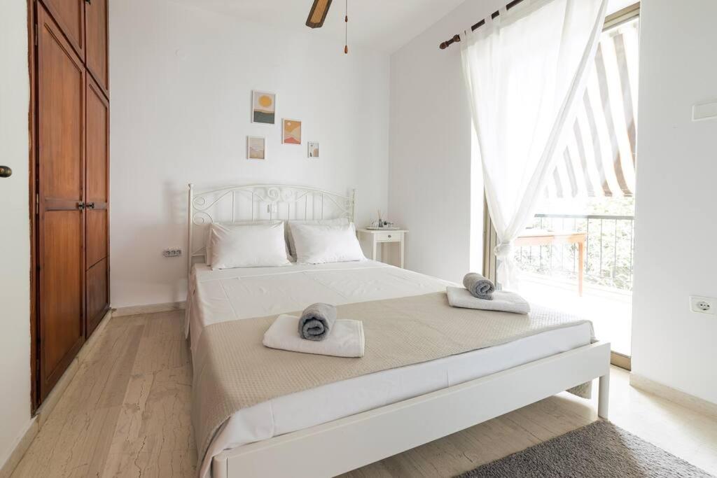 Seaside Escape Apartment Saronida Esterno foto